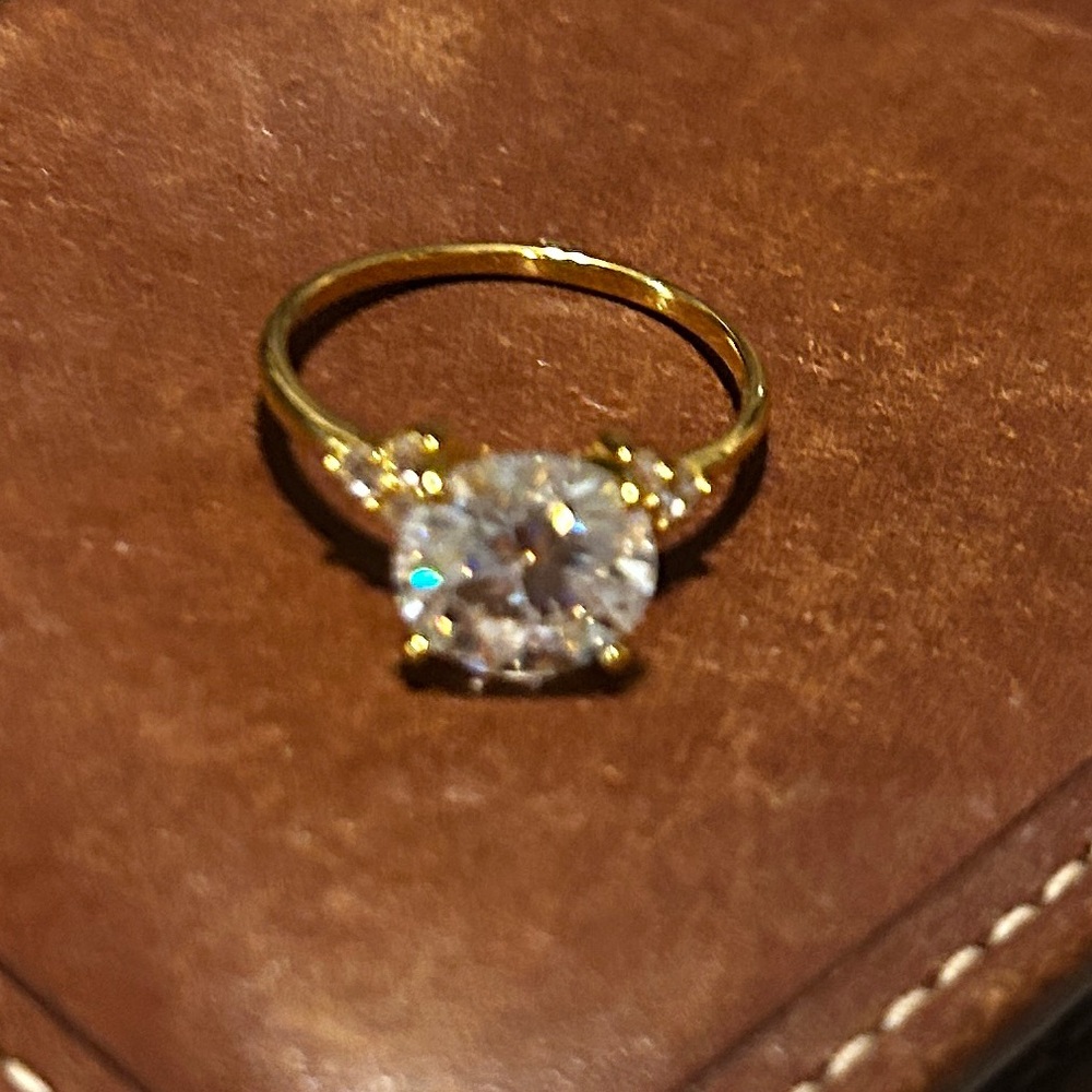 3 Carat Moissanite ring with Sparkling Clear Stone - Picture 6 of 11